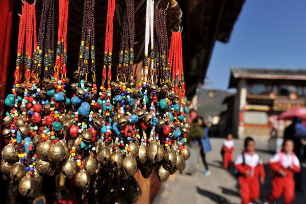 Photo shows an ethnic handicrafts shop in the "Dukezong" Ancient Town. [Photo/Xinhua] 
