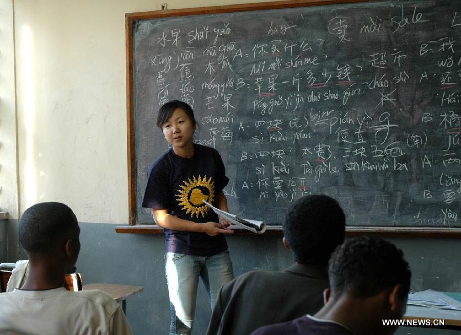 Chinese volunteer Wang Lingfang teaches Chinese language at Addis Ababa University in Addis Ababa, capital of Ethiopia, Jan. 17, 2006. Cultural and people-to-people exchanges have been reinforced between China and African countries over past decades, thus deepening mutual understanding and traditional friendship between the two peoples. Chinese President Xi Jinping will visit Tanzania, South Africa and the Republic of Congo later this month and attend the fifth BRICS summit on March 26-27 in Durban, South Africa. (Xinhua/Xiong Sihao) 
