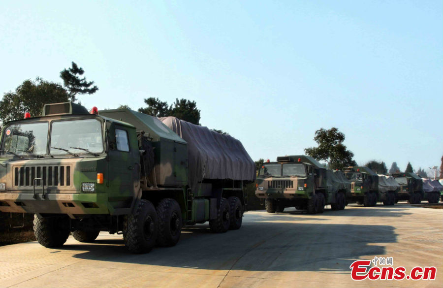Soldiers of a missile brigade of the air force under the Guangzhou Military Area Command participate in an emergency drilling, March 18, 2013. [Photo: CNS/Li Ming] 
