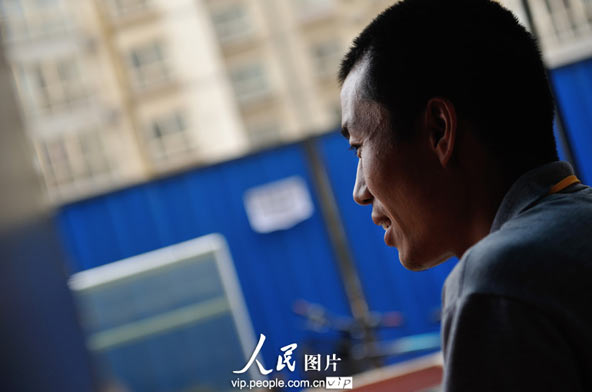 Zhao Xuan, born in 1980, was chief designer in a well-known advertising company in Kunming. He has to quit his favorite job for sake of love and family. (photo/vip.people.com.cn)