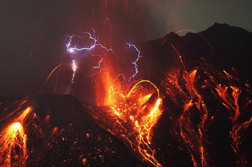 Spectacular lightning volcano captured by photographer 