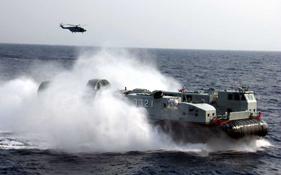 Chinese navy's air-cushion craft in coordination training