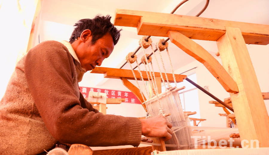 A worker makes Tibet wool.(Photo by Chen Bangxian)