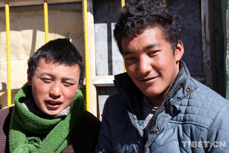 Young Tibetan men in Zhe town of Tibet. (Photo by Xi Qin)