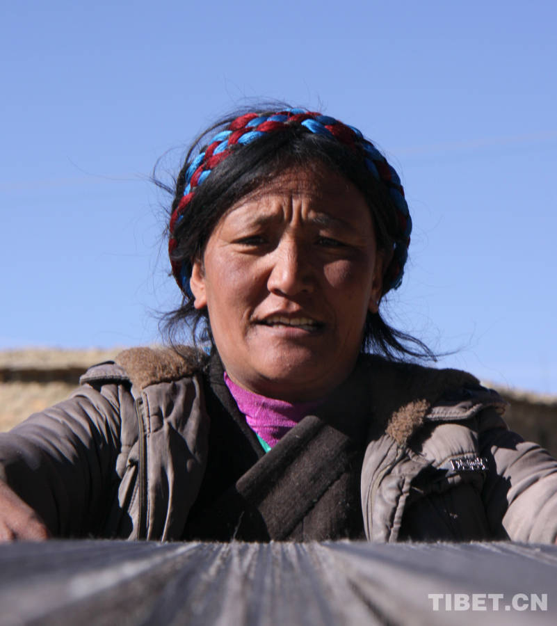 A woman makes blanket in Zhe town of Tibet. (Photo by Xi Qin)