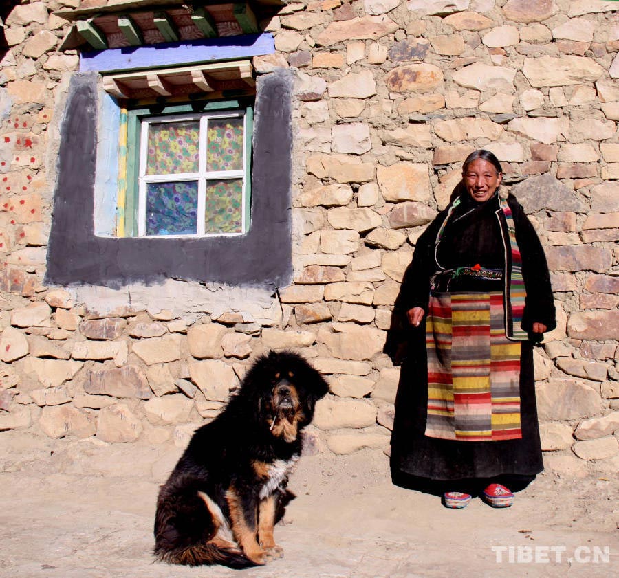 A Tibetan woman basks in the sunshine. (Photo by Xi Qin)
