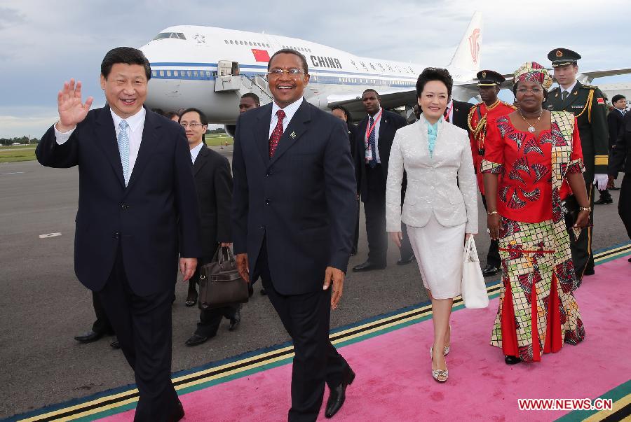 Chinese President Xi Jinping (1st L) and his wife Peng Liyuan (2nd R) are welcomed by Tanzanian President Jakaya Mrisho Kikwete (2nd L) and his wife Salma Kikwete (1st R) upon their arrival in Dar es Salaam, Tanzania, March 24, 2013. (Xinhua/Lan Hongguang)