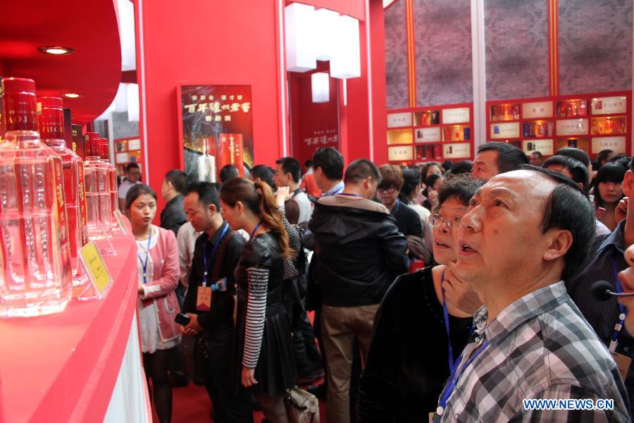 Visitors look at liquor products displayed during a liquor expo of the 14th Western China International Fair (WCIF) in Luzhou, southwest China's Sichuan Province, March 25, 2013. More than 300 liquor producers attended the event, which was inaugurated Monday in Luzhou. (Xinhua/Liu Hai)