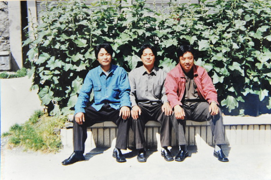 First on the right is Gyumey Dojer, fomer head of Wari Township in Dawu County of Sichuan's Garze Tibetan Autonomous Prefecture. He died of cerebral hemorrhage at an age of 33 after 16 hours work on May 19, 2012.[Photo/Dawu County Government]