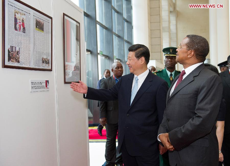 Chinese President Xi Jinping (front L) and Tanzanian President Jakaya Mrisho Kikwete visit an exhibition hosted by Xinhua News Agency on Sino-Tanzanian relationship and achievements of Sino-African cooperation in Dar es Salaam, Tanzania, March 25, 2013. Xi later delivered a speech at the Julius Nyerere International Convention Center in Dar es Salaam. (Xinhua/Huang Jingwen)