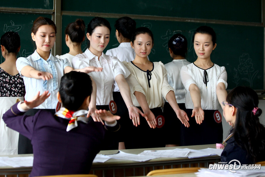Hainan Airline held a job fair to recruit flight attendants at Xi'an Physical Education University on March 26, which attracted hundreds of applicants. Hainan Airline will hold recruitments in a few universities in Xi'an in following days.(Photo/www.cnwest.com)