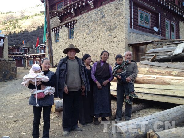 The family photo without Gyumey Dojer：Daughter Ngawang Sengtso，Widow Ngawang Bawam, Father Padain, Mother Bakyi, Sister, Son Gongkar Chodrak and Grandfather[Photo/China Tibet Online]