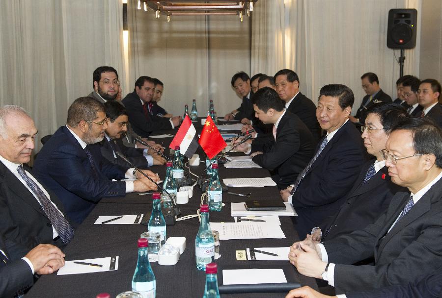 Chinese President Xi Jinping (3rd R) meets with Egyptian President Mohamed Morsi (2nd L) in Durban, South Africa, March 27, 2013. (Xinhua/Huang Jingwen)