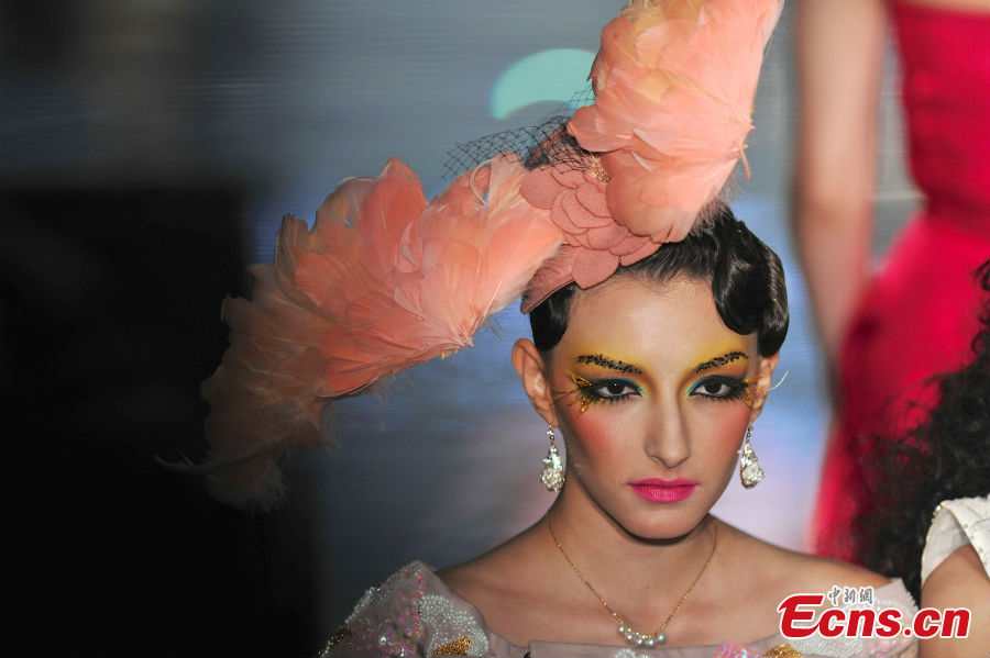 A model wears charming eye make-up in the China International Fashion Week in Beijing, capital of China, March 27, 2013. (Chinanews.com/Jin Shuo)