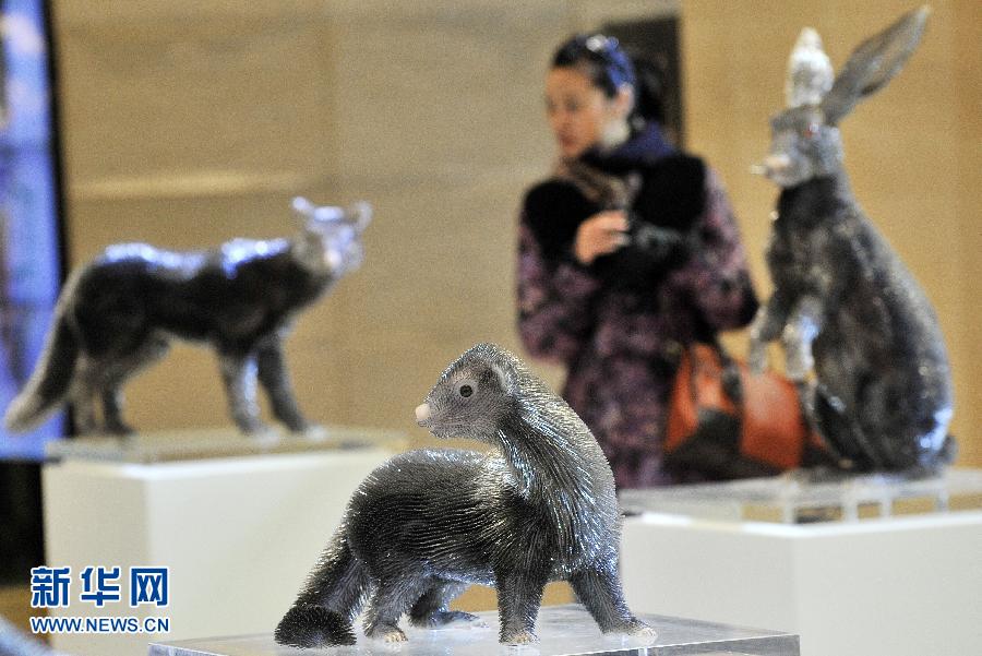 A visitor watches the exhibits made of needles in a shopping center in Shenyang on March 28, 2013. The exhibition “Thousand Needles, Million Pains” is aimed to call on people to boycott fur clothing and protect animals. (Xinhua Photo/ Tian Weitao)