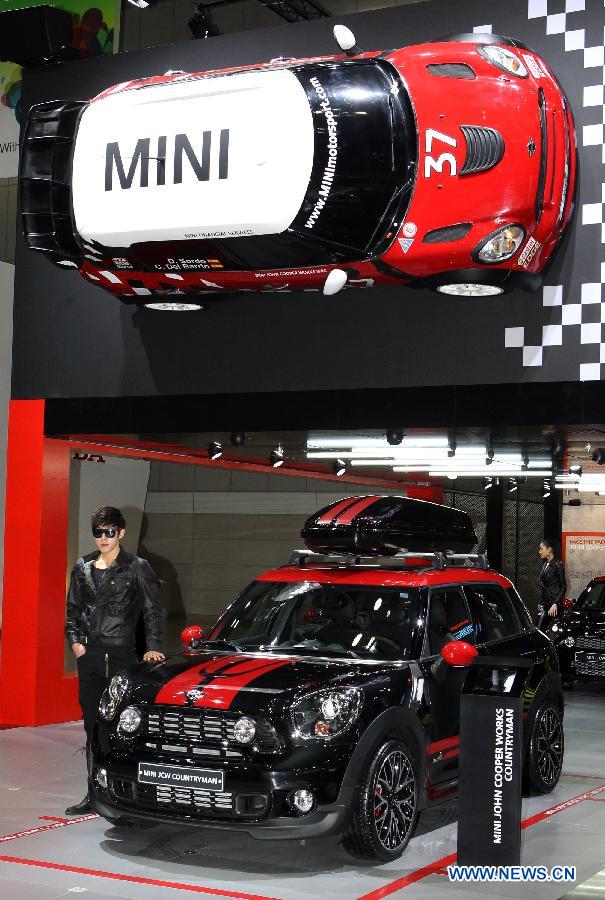 A model poses beside a MINI Cooper "JCW Countryman" during the Seoul Motor Show in Goyang, South Korea, March 29, 2013. Seoul Motor Show 2013 runs from March 29 to April 7. (Xinhua/Park Jin-hee)
