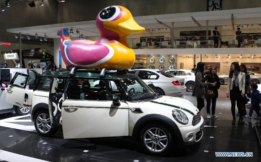 People attend the Seoul Motor Show in Goyang, South Korea, March 29, 2013. Seoul Motor Show 2013 runs from March 29 to April 7. (Xinhua/Park Jin-hee)
