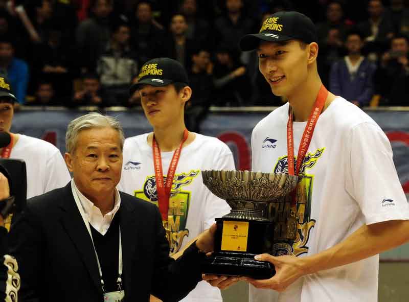 Yi Jianlian carries the trophy after his team won the Chinese Basketball Association finals in Jinan, East China's Shandong province, March 29, 2013. [Wu Jun / chinadaily.com.cn]