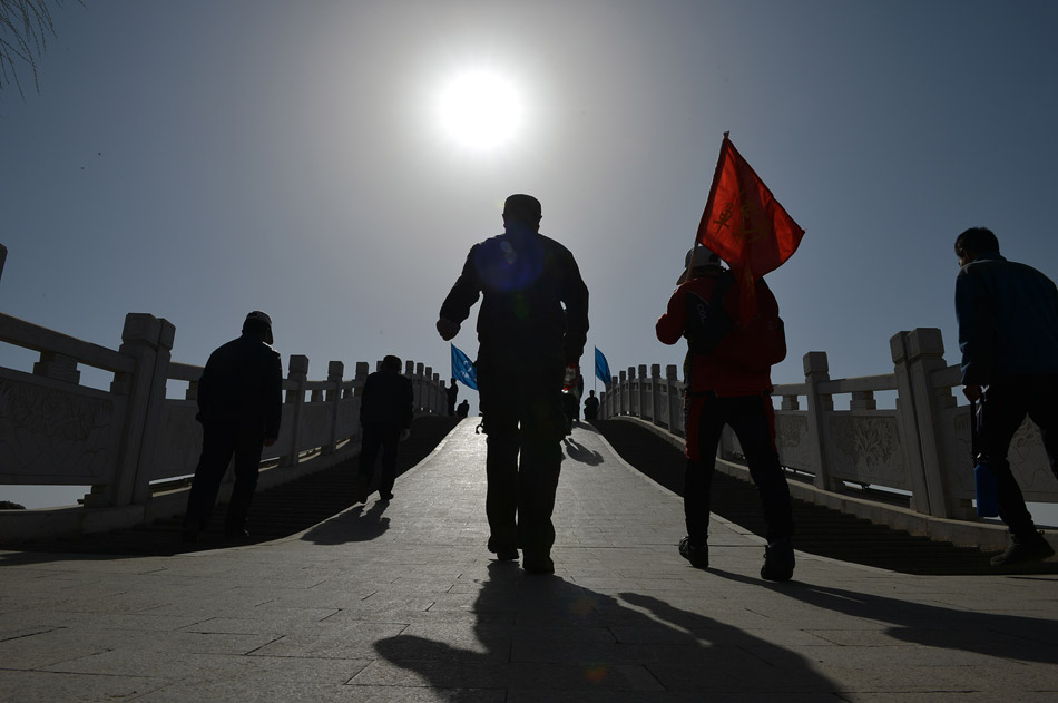 People walk around the Beita Lake on March 24, 2013. A public excursion with theme of environmental protection has attracted more than 1,200 participators in Yinchuan of southwest China's Ningxia Hui autonomous region. (Xinhua/Wang Peng)
