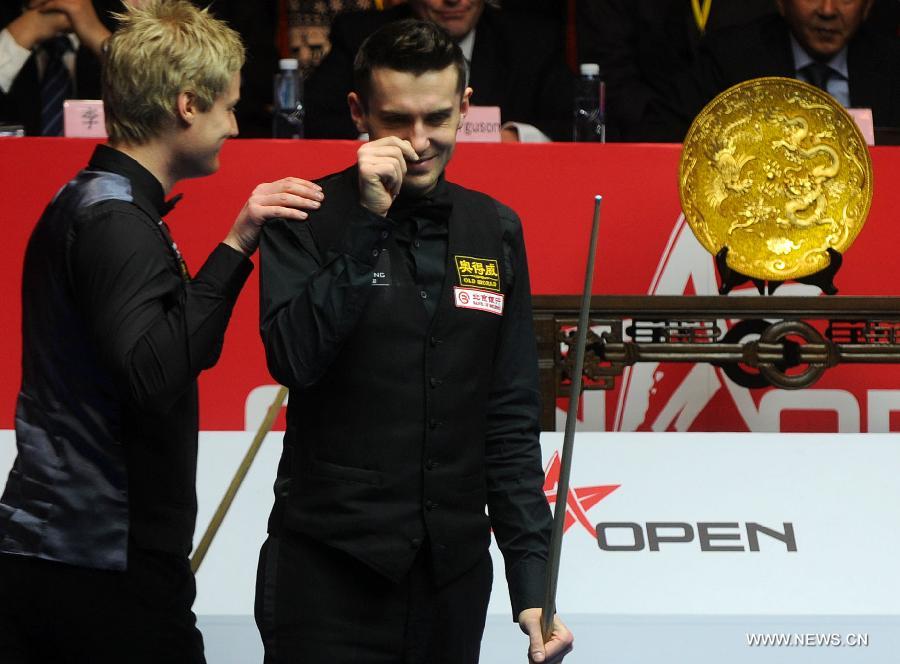 Mark Selby (R) of England reacts during his final match against Neil Robertson of Australia at the 2013 World Snooker China Open in Beijing, China, March 31, 2013. Robertson won 10-6 to claim the title. (Xinhua/Gong Lei)