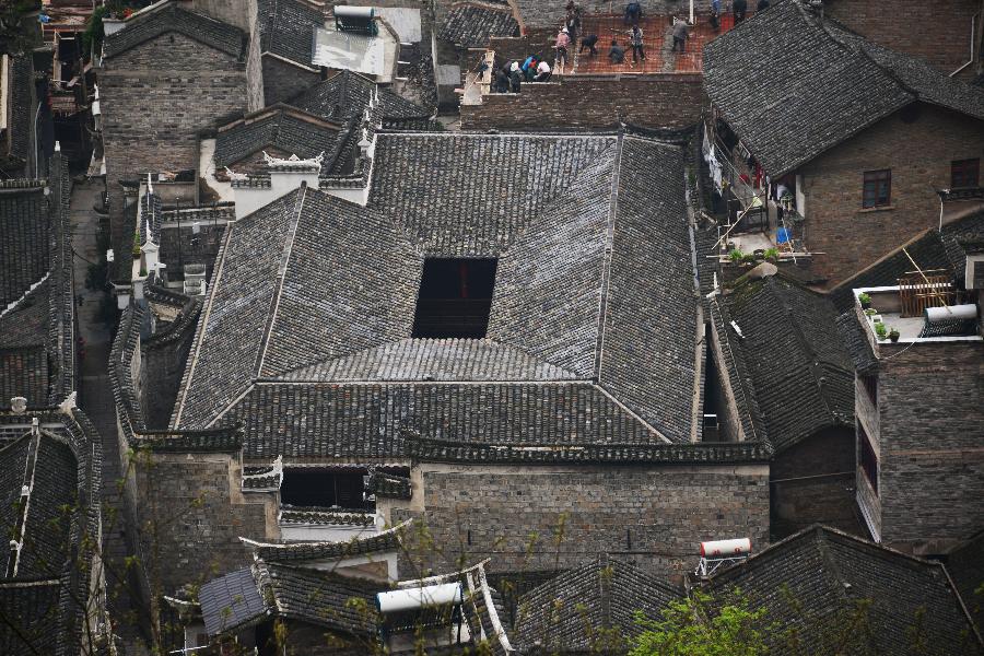 Photo taken on March 31, 2013 shows houses in Zhenyuan County in southwest China's Guizhou Province. The county could date back 2,280 years with the Wuyang River running through it. As many ancient style architectures were built along the river, the ancient town was dubbed as "Oriental Venice" by tourists. (Xinhua/Hu Yan)