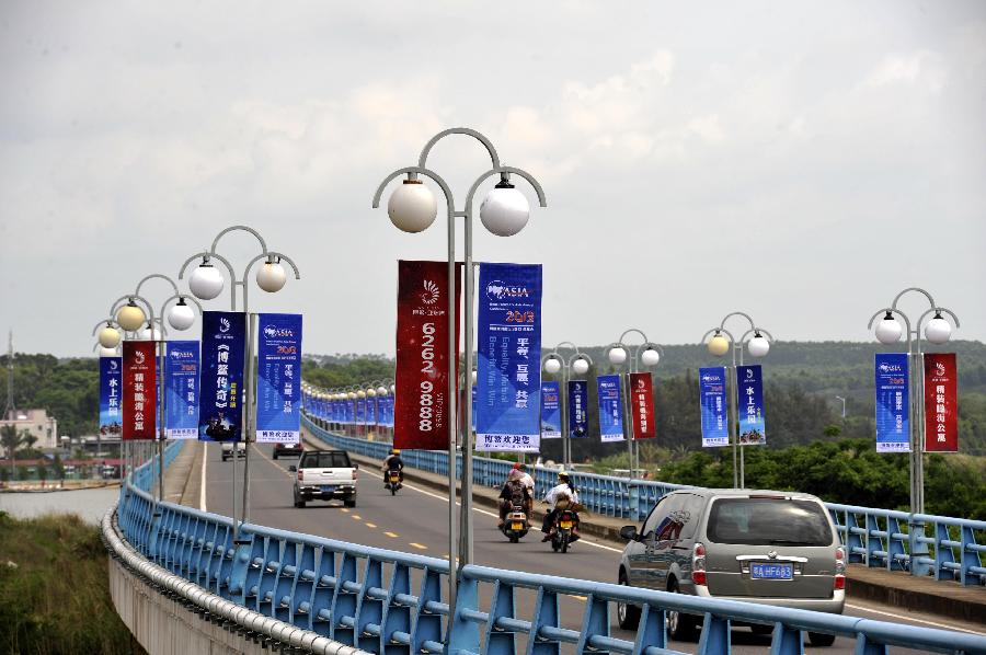 The road leading to the convention center for Boao Forum for Asia (BFA) Annual Conference 2013 is decorated with banners in Boao, south China's Hainan Province, April 2, 2013. The BFA 2013 conference will be held from April 6 to 8 in Boao. (Xinhua/Meng Zhongde)