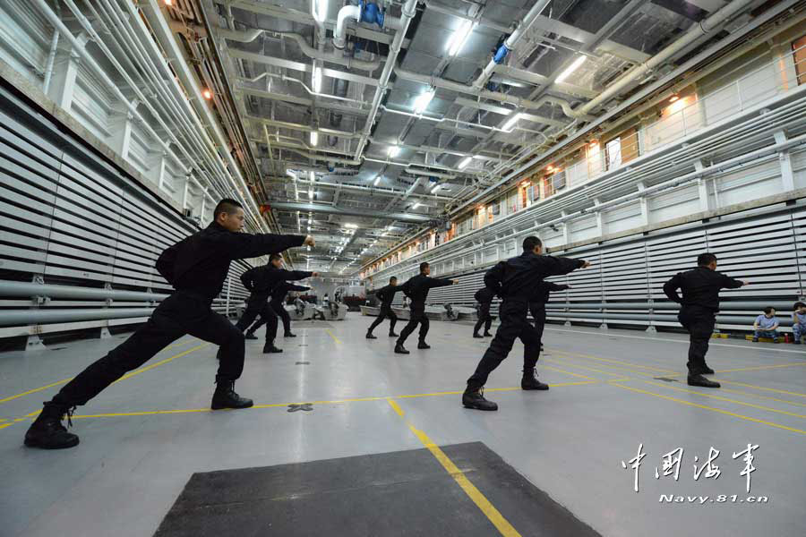 The amphibious marines in military skill training in the cabin of the Jinggangshan amphibious dock landing ship when it sails in the water of the Western Pacific Ocean. (navy.81.cn/Qian Xiaohu, Song Xin, Yu Huangwei)