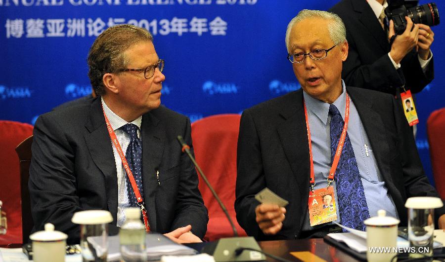 Singapore's Emeritus Senior Minister Goh Chok Tong (R), a member of the Board of Directors of the Boao Forum for Asia (BFA), talks with Leif Johansson, chairman of the board of Ericsson, before the BFA Board of Directors Meeting in Boao, south China's Hainan Province, April 5, 2013. The BFA Board of Directors Meeting was held here on Friday. (Xinhua/Guo Cheng) 
