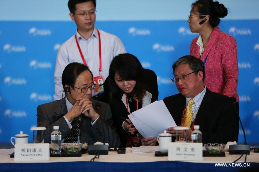 Yasuo Fukuda (L), chairman of the Board of Directors of the Boao Forum for Asia (BFA), and Zhou Wenzhong (R), secretary-general of the BFA, are present at the BFA General Meeting of Members in Boao, south China's Hainan Province, April 5, 2013. The BFA General Meeting of Members was held in Boao on Friday. (Xinhua/Jin Liwang) 