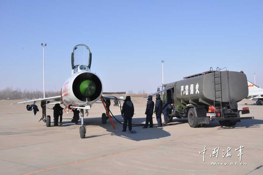 The logistical support forces in an airport of the aviation force under the North Sea Fleet of the Navy of the Chinese People's Liberation Army (PLA) carry out support work in groups, so as to enhance troop support capabilities. (navy.81.cn/Wang Jing, Zhang Lin, Tian Fengda)