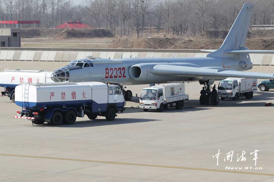 The logistical support forces in an airport of the aviation force under the North Sea Fleet of the Navy of the Chinese People's Liberation Army (PLA) carry out support work in groups, so as to enhance troop support capabilities. (navy.81.cn/Wang Jing, Zhang Lin, Tian Fengda)