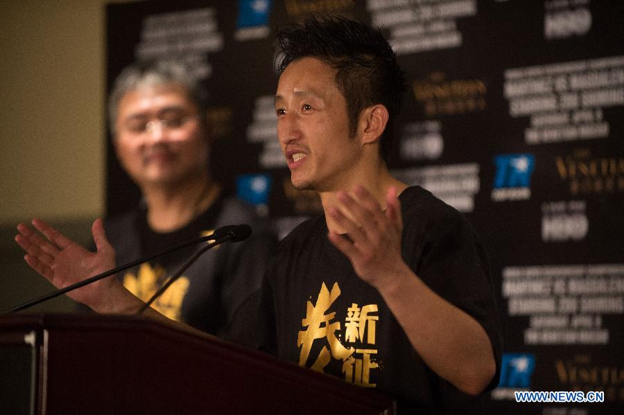 Two-time Olympic gold medalist China's Zou Shiming (R) speaks during a press conference after his professional debut against Mexico's Eleazar Valenzuela in Macao, China, April 6, 2013. (Xinhua/Cheong Kam Ka)