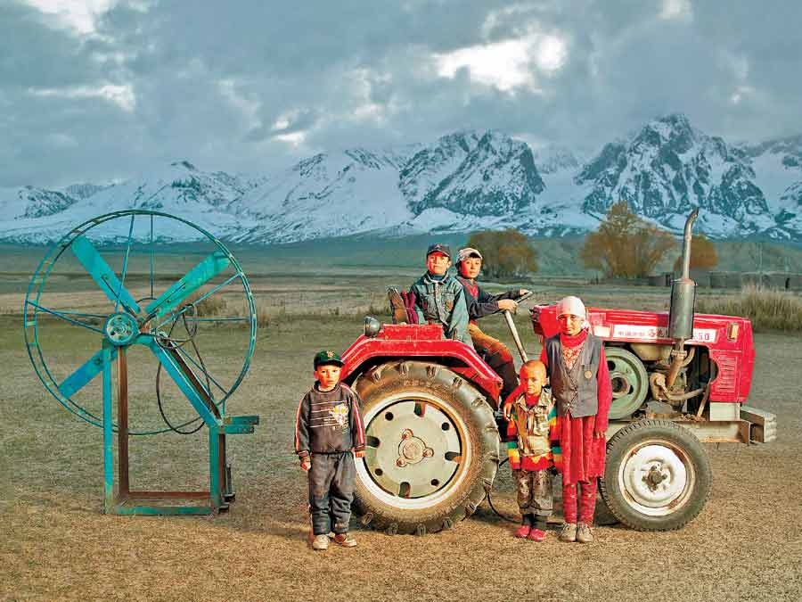 Harvest Season, October 2009. Tashi Kuergan Tajik autonomous county in the Xinjiang Uygur autonomous region has a long history as a stop on the ancient Silk Road. But not any more. Award-winning Chinese photographer Li Xinzhao captures the beauty of the forgotten ancient town and its people. (Photo/China Daily)