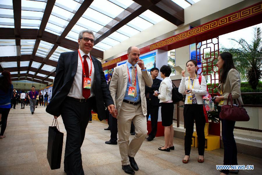 Delegates walk into the conference hall prior to the opening ceremony of the Boao Forum for Asia (BFA) Annual Conference 2013 in Boao, south China's Hainan Province, April 7, 2013. (Xinhua/Xu Zijian)