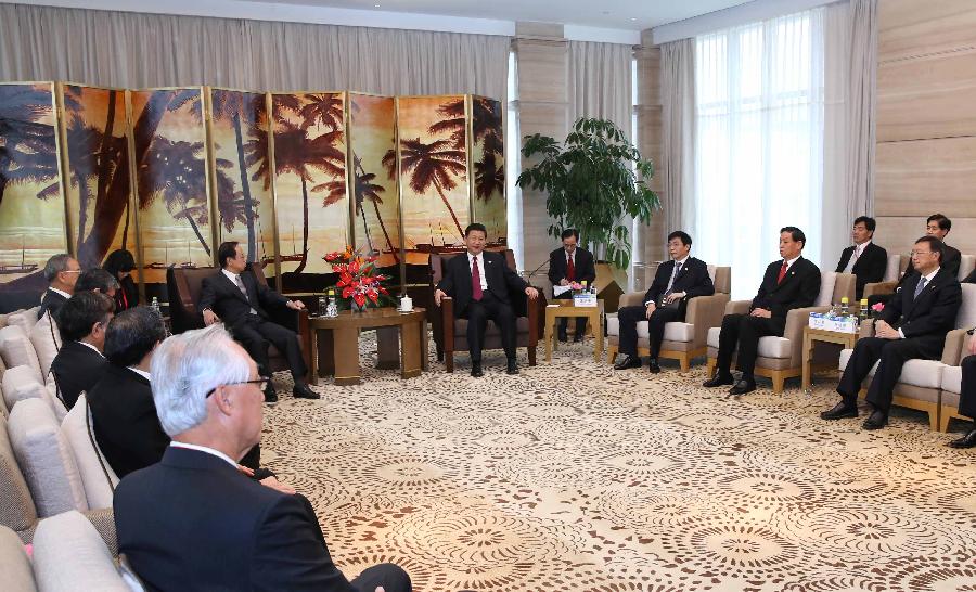 Chinese President Xi Jinping meets with members of the fourth Board of Directors of the Boao Forum for Asia (BFA) in Boao, south China's Hainan Province, April 7, 2013. (Xinhua/Pang Xinglei)