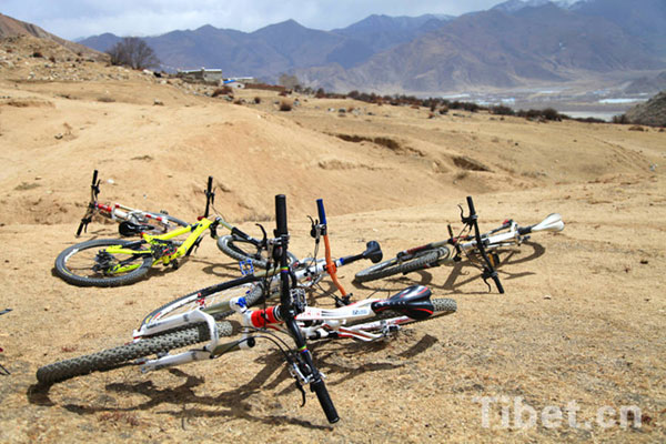 Surrounded by mountains, Lhasa provides BMX amateurs with many natural sporting places. [Photo/China Tibet Online]