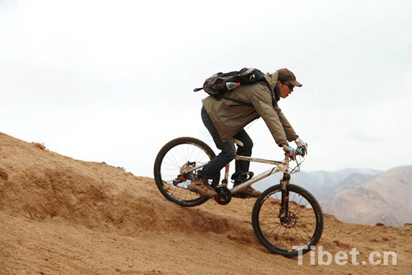 A BMX amateur says: "Bicycle tour is one of the best ways to travel. It makes your body too exhausted to keep your mind, when you only know what you are doing at the moment." [Photo/China Tibet Online]