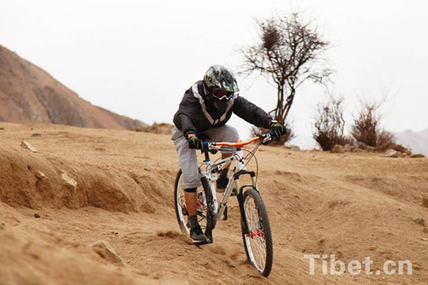Man should be brave to play extreme sports at a breakneck speed. [Photo/China Tibet Online]