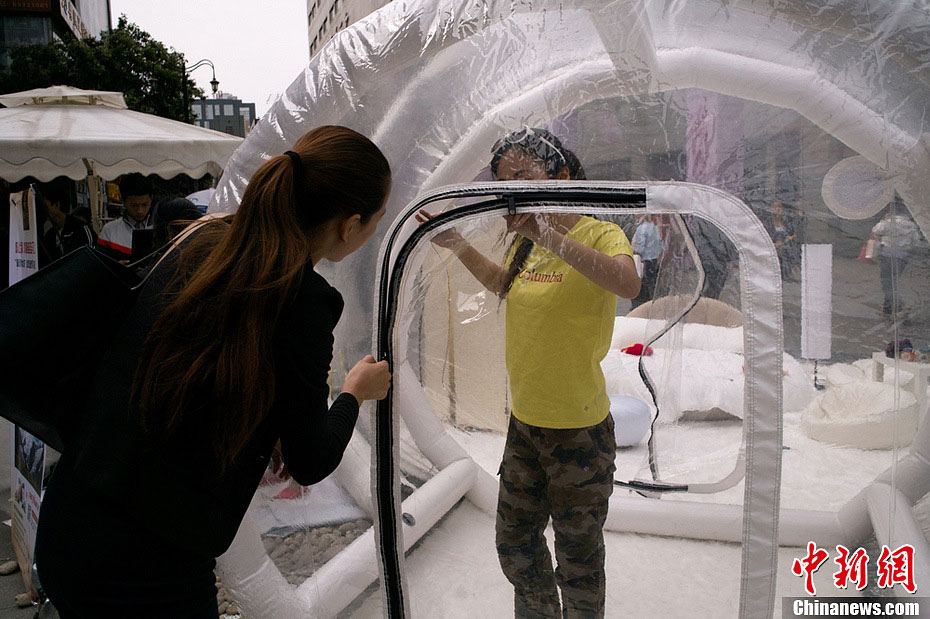 A model lives in a bubble hotel in Chunxi Road, Chengdu, capital of southwest China's Sichuan province on April 7, 2013. (chinanews.com/Zhang Lang)