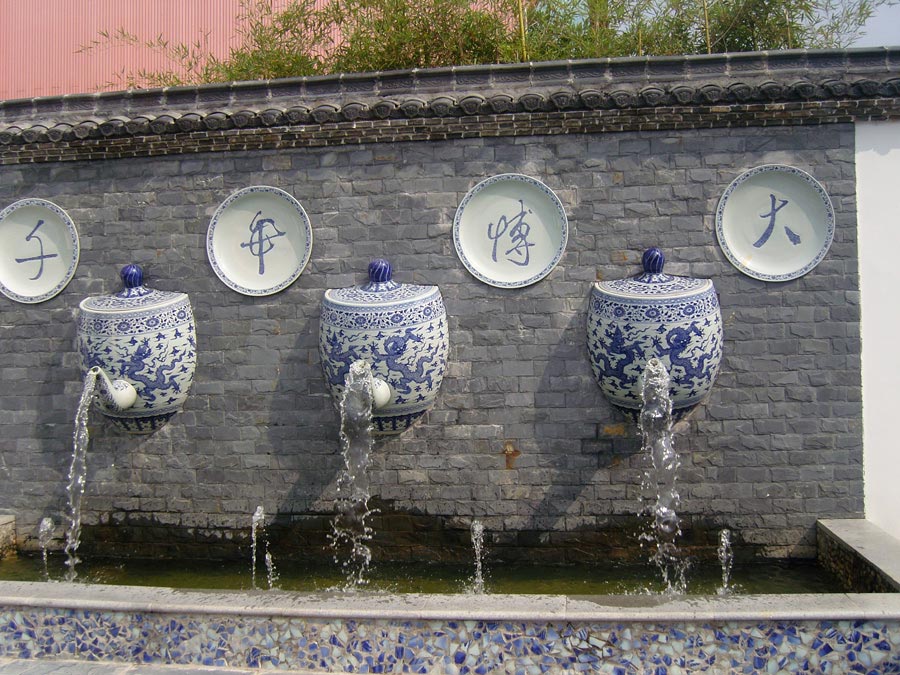 Jingdezhen, also known as Jingde Town, China's "Porcelain Capital", is a city of 1.58 million in Jiangxi Province in eastern China. It is one of the Four Great Towns in China, together with Foshan of Guangdong Province, Hankou of Hubei Province and Zhuxian of Henan Province. The history of producing porcelain can be traced back to the Han Dynasty (202 BC-220 AD). Most people come here to see the ancient ceramics industry. Highly recommended scenic spots include Ceramic History and Culture Zone, Gaoling-Yaoli Scenic Area, Fuliang Ancient Government Office, Hongyan Scenic Area, Deyu Ecological Garden and China Porcelain Garden. [China.org.cn/Zhou Shasha)