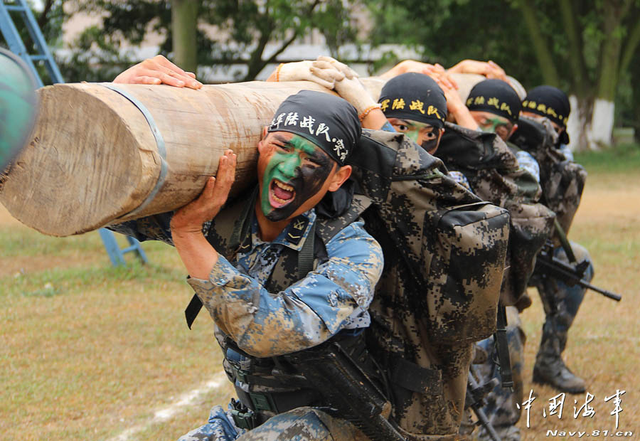 The marines of a brigade of the Navy of the Chinese People's Liberation Army (PLA) are in military skill training in a simulated actual-battlefield environment. (navy.81.cn/Zeng Liang)