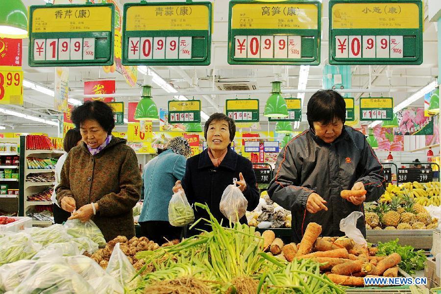 Consumers choose vegetables at a supermarket in Bazhou City, north China's Hebei Province, April 8, 2013. China's consumer price index (CPI), a main gauge of inflation, grew 2.1 percent year on year in March, down from a 10-month high of 3.2 percent in February, official data showed Tuesday. (Xinhua/Wang Xiao) 