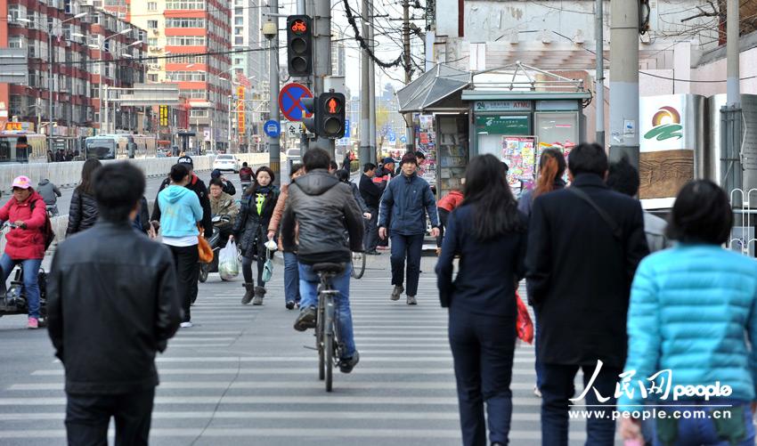 Pedestrians and cyclists jaywalk despite of red light at a crossing of Da Wang Road on April 9,2013. (People's Daily Online/Weng Qiyu)