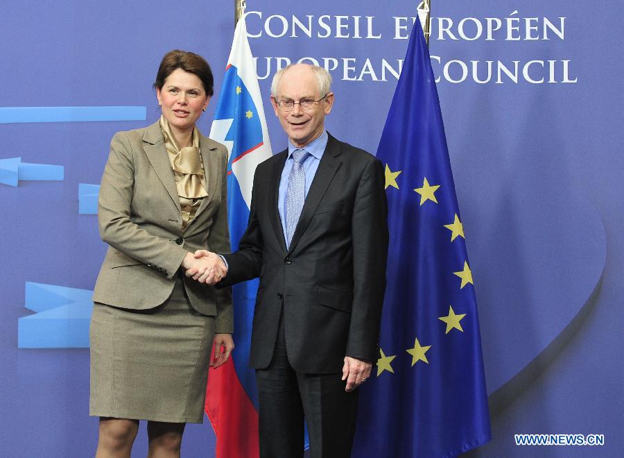 Slovenian Prime Minister Alenka Bratusek (L) meets with the European Council President Herman van Rompuy at EU headquarters in Brussels, capital of Belgium, April 9, 2013. Bratusek, Slovenia's first female prime minister paid her first oversea visit to Brussels amid fears the eurozone country could ask for international financial aid. (Xinhua/Ye Pingfan)