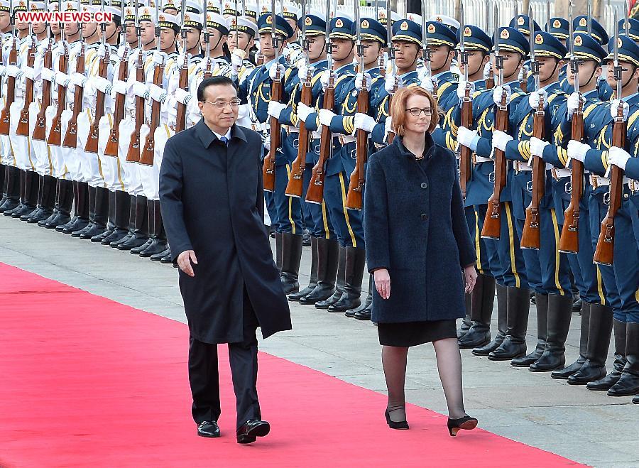 Chinese Premier Li Keqiang (L) and Australian Prime Minister Julia Gillard review the honour guard during a welcoming ceremony in Beijing, capital of China, April 9, 2013. (Xinhua/Liu Jiansheng) 
