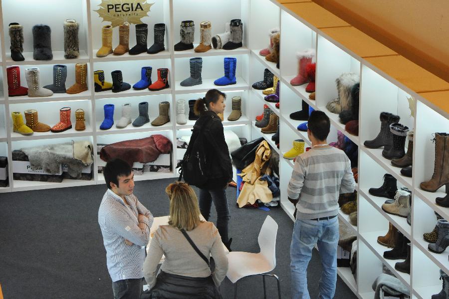 Visitors watch the displayed shoes at the MICAM Shanghai in east China's Shanghai Municipality, April. 9, 2013. The three-day fair, with the participation of some 350 exhibitors, opened here Tuesday. (Xinhua/Zhu Lan) 
