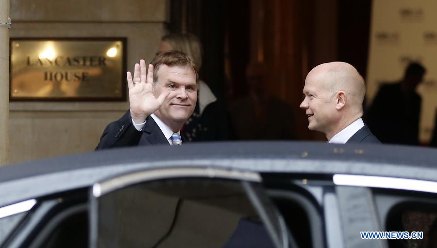UK Foreign Secretary William Hague (R) welcomes Canadian Minister of Foreign Affairs John Baird at the Lancaster House where the G8 Foreign Ministers Meeting is held, in London, Britain, on April 11, 2013. (Xinhua/Wang Lili)