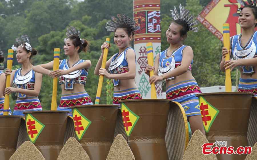 Girls of the Li ethnic group perform at the Sanyuesan Festival in Qiongzhong, Hainan Province, April 11, 2013. The festival, which is celebrated on the third day of the third lunar month, provides unmarried young people an opportunity to find their loved ones. On that day the young boys and girls from nearby settlements get together in bright and attractive clothing. They hold hands and sing songs, do bamboo pole dancing, and have their dates in houses that are shaped like boats. (CNS/Fu Meibin)