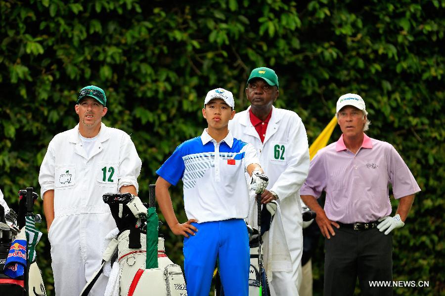 China's Guan Tianlang (2nd, L) reacts during the first round of the 2013 Masters golf tournament at the Augusta National Golf Club in Augusta, Georgia, the United States, April 11, 2013. Guan shot a one-over par 73 on Thursday. (Xinhua/Chris Trotman/Augusta National)