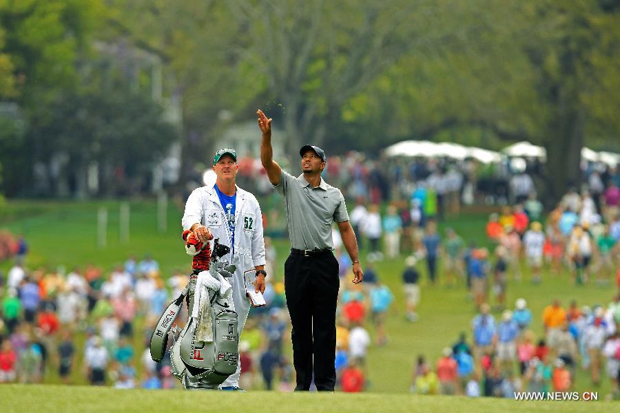 Tiger Woods (R) of the United States attends the first round of the 2013 Masters golf tournament at the Augusta National Golf Club in Augusta, Georgia, the United States, April 11, 2013. Woods shot a two-under par 70 on Thursday. (Xinhua/Charles Laberge/Augusta National)
